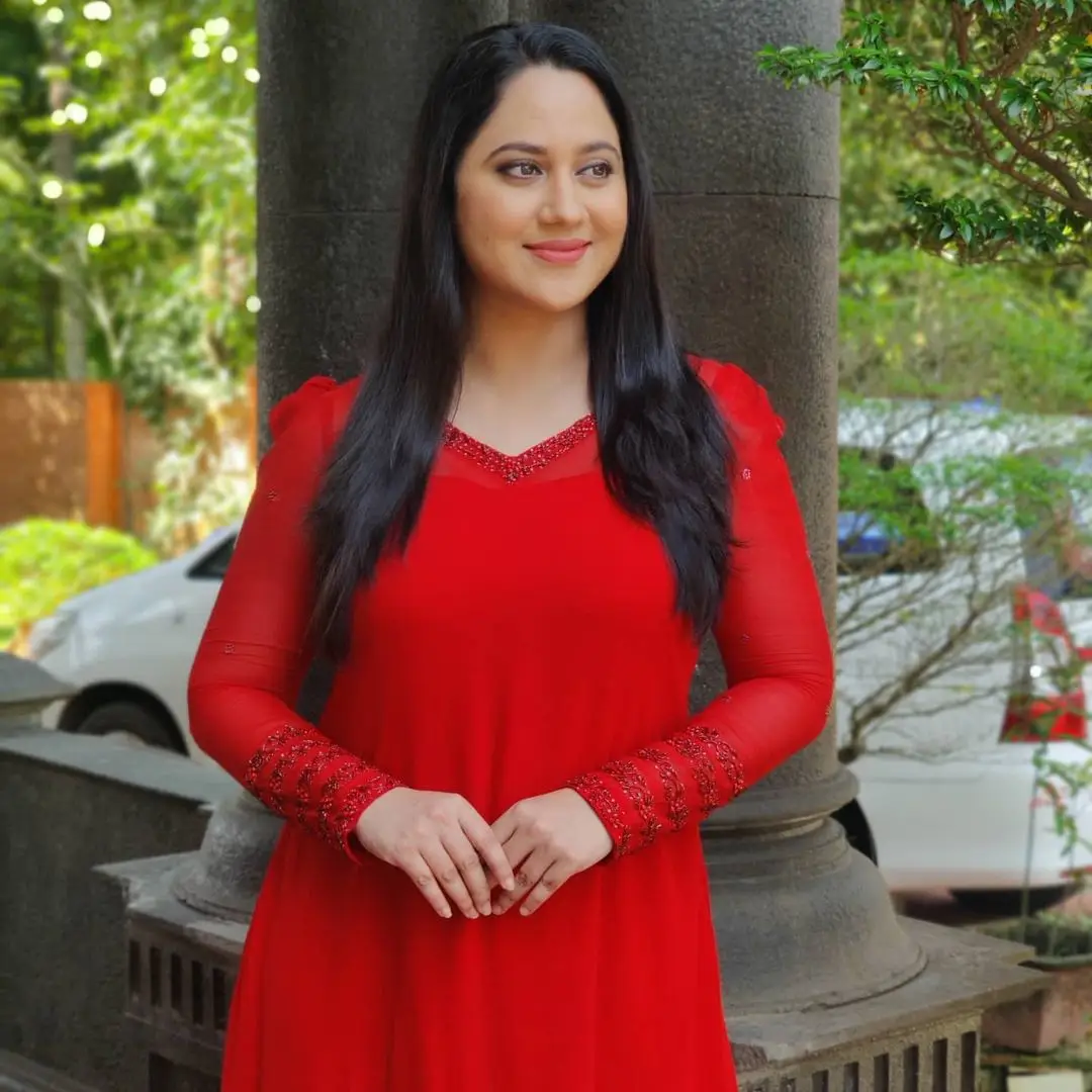 MALAYALAM ACTRESS MIYA GEORGE IMAGES IN RED DRESS